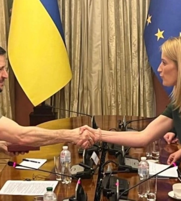Зеленского и украинский народ наградили премией Сахарова "за свободу мысли" Зеленского и украинский народ наградили премией Сахарова "за свободу мысли"
