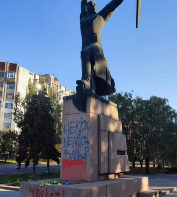 В Николаеве взорвали скандальный памятник «чекистам»