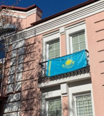 МЗС Казахстану вивезло частину співробітників посольства з України, консул залишається в Києві