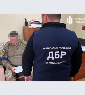 Посадовця міграційної служби з Хмельниччини звинуватили у видачі паспортів росіянам