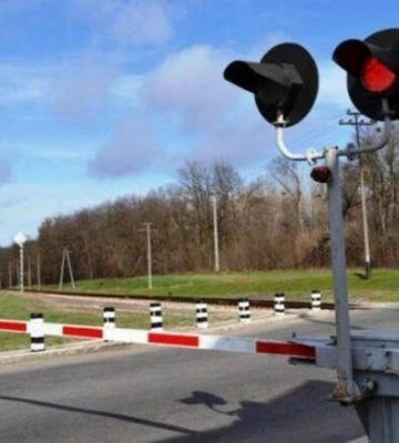 У Дніпрі тимчасово перекриють рух через залізничний переїзд