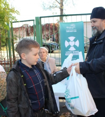В столице православные волонтеры передали 200 продуктовых наборов переселенцам