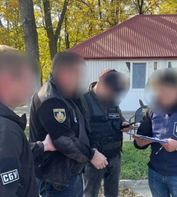 Чернівецького поліцейського затримали на хабарі від ухилянта