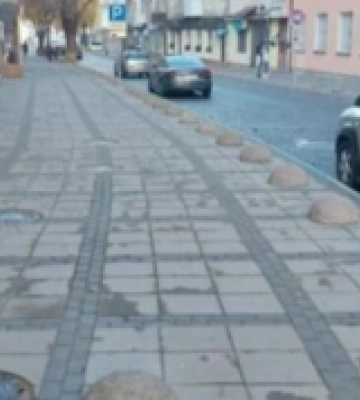 У Луцьку на одній з вулиць встановили півсфери, аби водії не паркувались на тротуарах