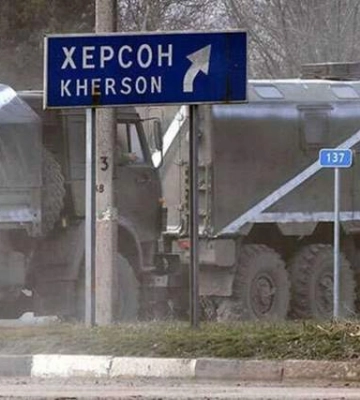 Россияне спешно бегут из Херсона: возле Антоновского моста – огромные очереди