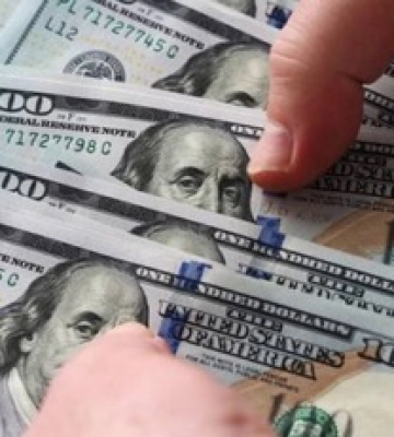 Українцям дозволять купувати долар за 36,6 грн, але є нюанси