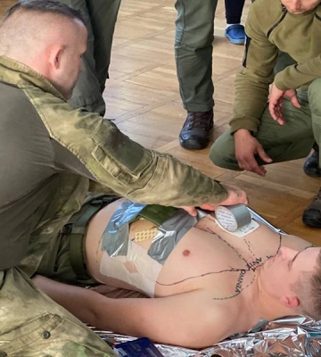 Інструктор з Польщі вчив волинських парамедиків зупиняти кровотечі