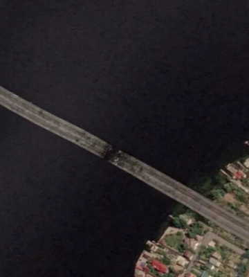 «Аж вікна затремтіли»: жителі Херсона повідомляють про вибухи на Антонівському мосту (відео)