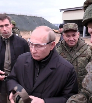 Чіплявся за солдата. Путін спантеличив поведінкою на полігоні