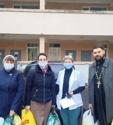 На Полтавщине священники УПЦ передали средства онкобольным детям