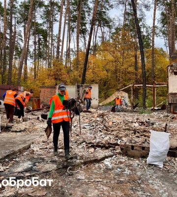 Валерій Харчишин розібрав свій вщент зруйнований окупантами будинок у Гостомелі. Фото