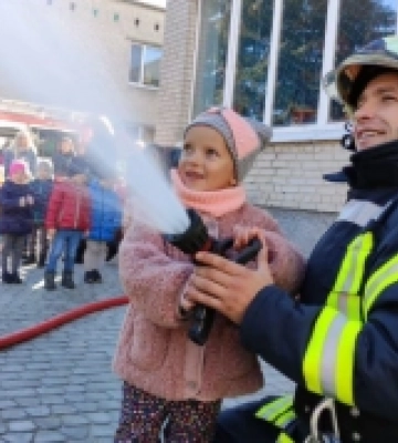 Луцькі рятувальники провели урок безпеки у дитячому садочку. ФОТО
