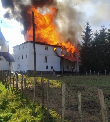 У гірському селі на Закарпатті виникла масштабна пожежа у монастирі УПЦ МП