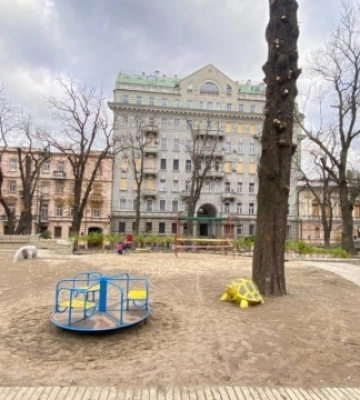 У центрі Києва засипали вирву від російської ракети на дитячому майданчику