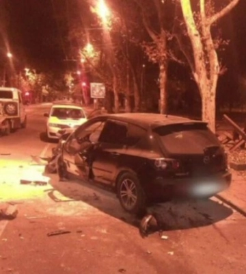В Одесі через зіткнення з деревом постраждала дівчина