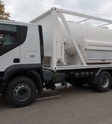 Харківські рятувальники отримали від Червоного Хреста автоцистерни
