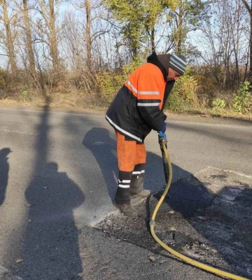 Які зруйновані окупантами дороги ремонтують на Харківщині