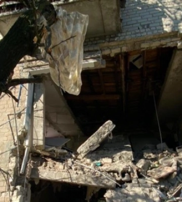 На Донеччині з-під завалів обстріляного будинку дістали тіло жінки