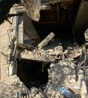 На Донеччині з-під завалів обстріляного будинку дістали тіло жінки