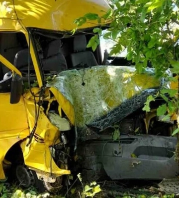На трасі під Дніпром сталася серйозна ДТП: водія затисло в авто