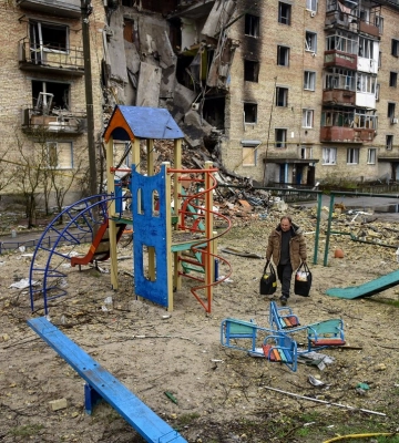 Без окон, света и тепла: люди в освобожденном селе под Киевом живут в разрушенных домах, — СМИ
