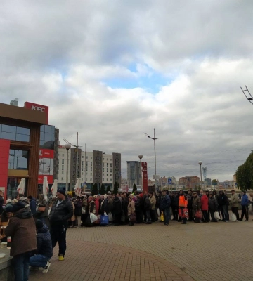 В Киеве на вокзале УПЦ кормит сотни нуждающихся и бездомных