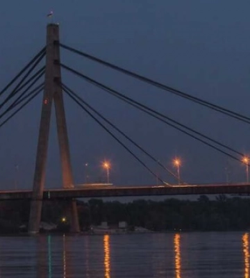 У Києві частково обмежили рух на мосту через Десенку