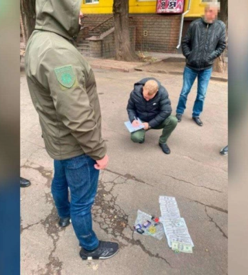 15 тисяч доларів за виїзд з країни. Двоє жителів Кривого Рогу незаконно переправляли військовозобов’язаних за кордон