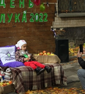 Конкурси, майстер-класи, частування: у Дніпрі влаштували свято «День яблука»