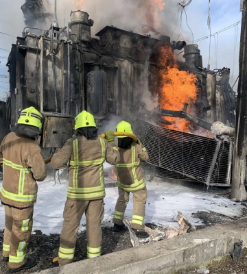 Рівненські рятувальники показали фото пожежі після прильоту ракети
