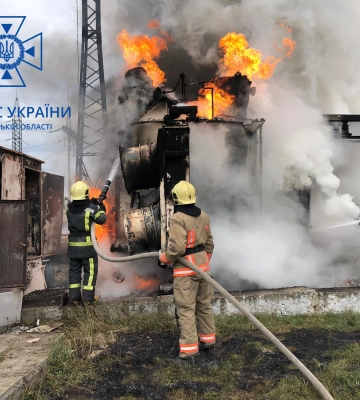 Рівненські рятувальники показали фото пожежі після прильоту ракети