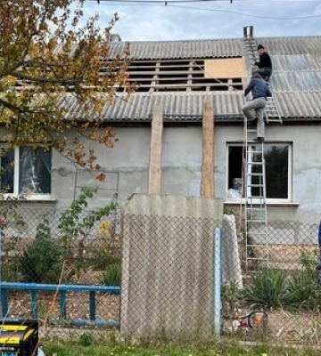 Рівненські рятувальники показали фото пожежі після прильоту ракети