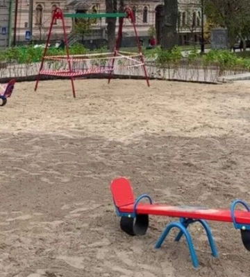 В центре Киева восстановили детскую площадку, в которую попала российская ракета - фото и видео