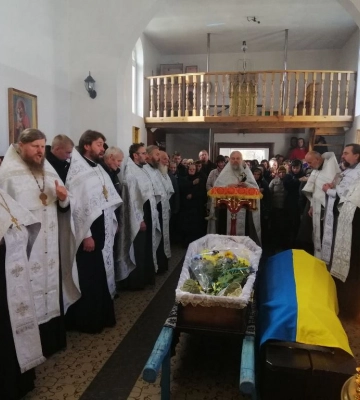 На Волыни, Виннитчине и Черниговщине священники  УПЦ отпели украинских воинов