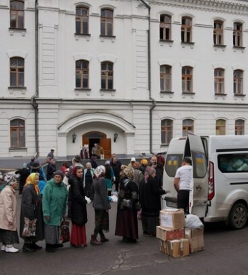 Одесская епархия УПЦ доставила в Святогорскую лавру гуманитарную и финансовую помощь для обители и нуждающихся