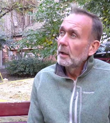 Бізнесмен із Великобританії плете маскувальні сітки в Харкові (сюжет)