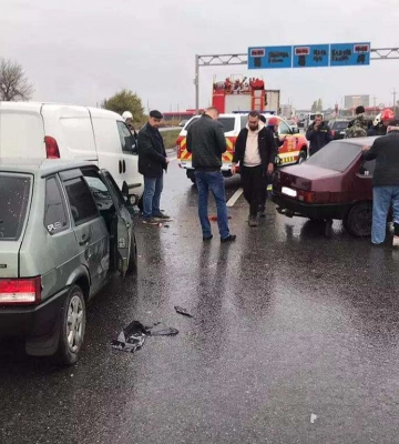 Під Дніпром три легковики потрапили у ДТП: є постраждалі