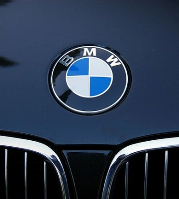 У Києві водій BMW збив на смерть комунального працівника, який стояв на газоні