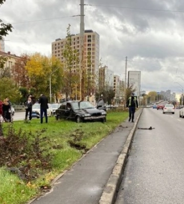 В Киеве водитель BMW сбил насмерть коммунального работника, стоявшего на газоне - видео