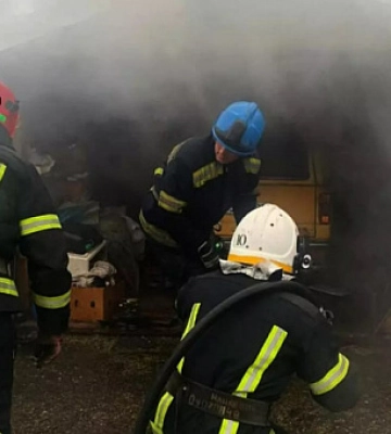 Криворожские спасатели ликвидировали пожар в гараже с автомобилем внутри