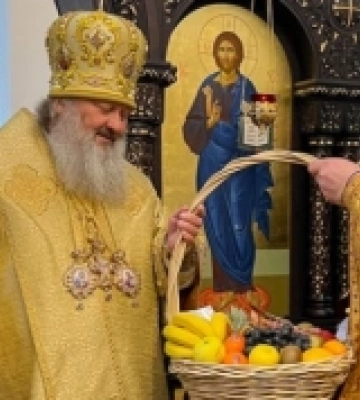 Зустрічали кошиком фруктів: у луцькому храмі відслужив скандальний «Паша Мерседес»