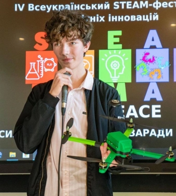 Школяр з Івано-Франківська розробив дрон-міношукач для військових