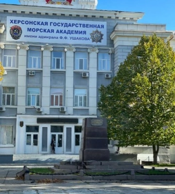 Загарбники вкрали з Херсона пам’ятник Суворову та техніку ДСНС