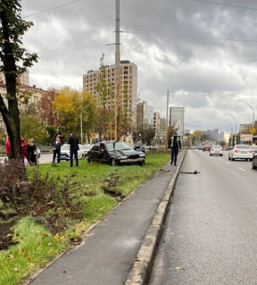 Возле &quot;Берестейской&quot; водитель не справился с управлением и сбил коммунальщиков