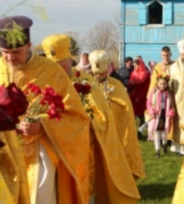 З короваєм та віршами: у селі на Рожищенщині зустрічали митрополита Михаїла. ФОТО