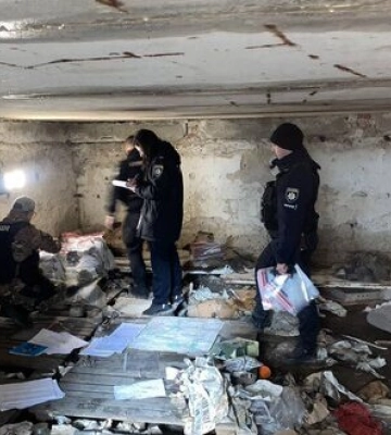 В Ізюмі знайшли секретні документи російських військових. Вилучили 13 мішків. ФОТОрепортаж