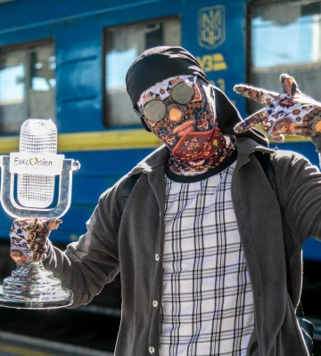 Kalush Orchestra отримали новий кришталевий мікрофон &quot;Євробачення-2022&quot; замість проданого на аукціоні
