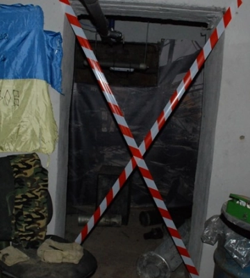 В укритті Музею історії Дніпра відкрили символічну виставку “Маріуполь. Укриття”