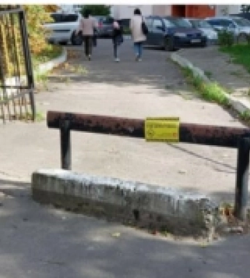 У Луцьку на одній з вулиць демонтували металеву конструкцію, яка перешкоджала доїзду комунальних служб