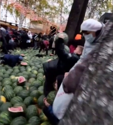 Россияне устроили драку из-за украинских арбузов (видео)